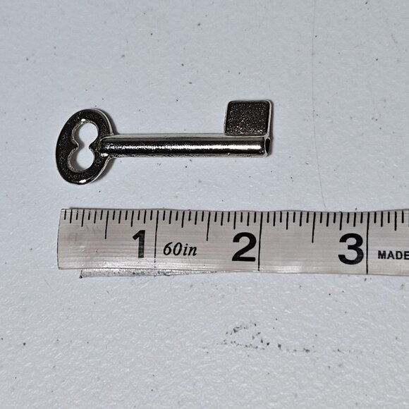 Vintage Skeleton Key Charm Pendant Silver Tone Gothic Jewelry Accessory DIY - Picture 3 of 3